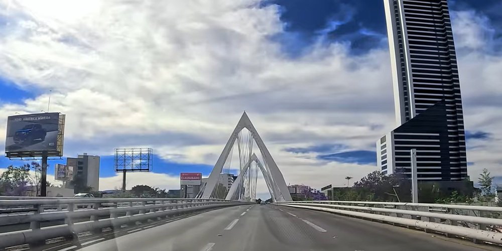 Nueva autopista Guadalajara-Vallarta en la ruta hacia San Pancho Nayarit.